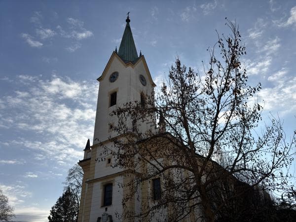 Oprava číselníků na věži kostela ve Zlíně