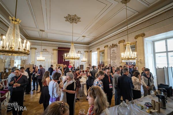Fotografie pro Čemu má konference sloužit