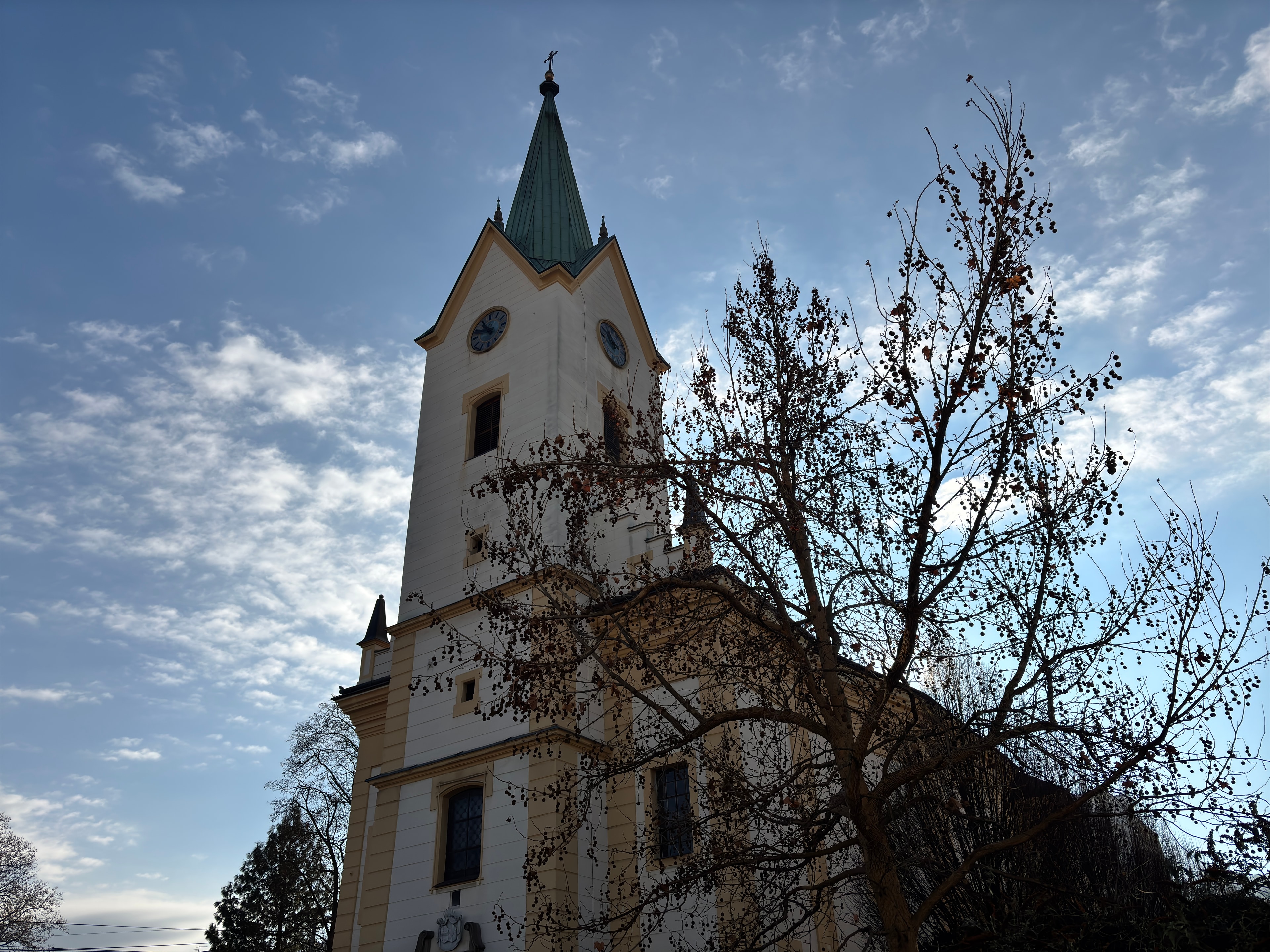 Oprava číselníků na věži kostela ve Zlíně