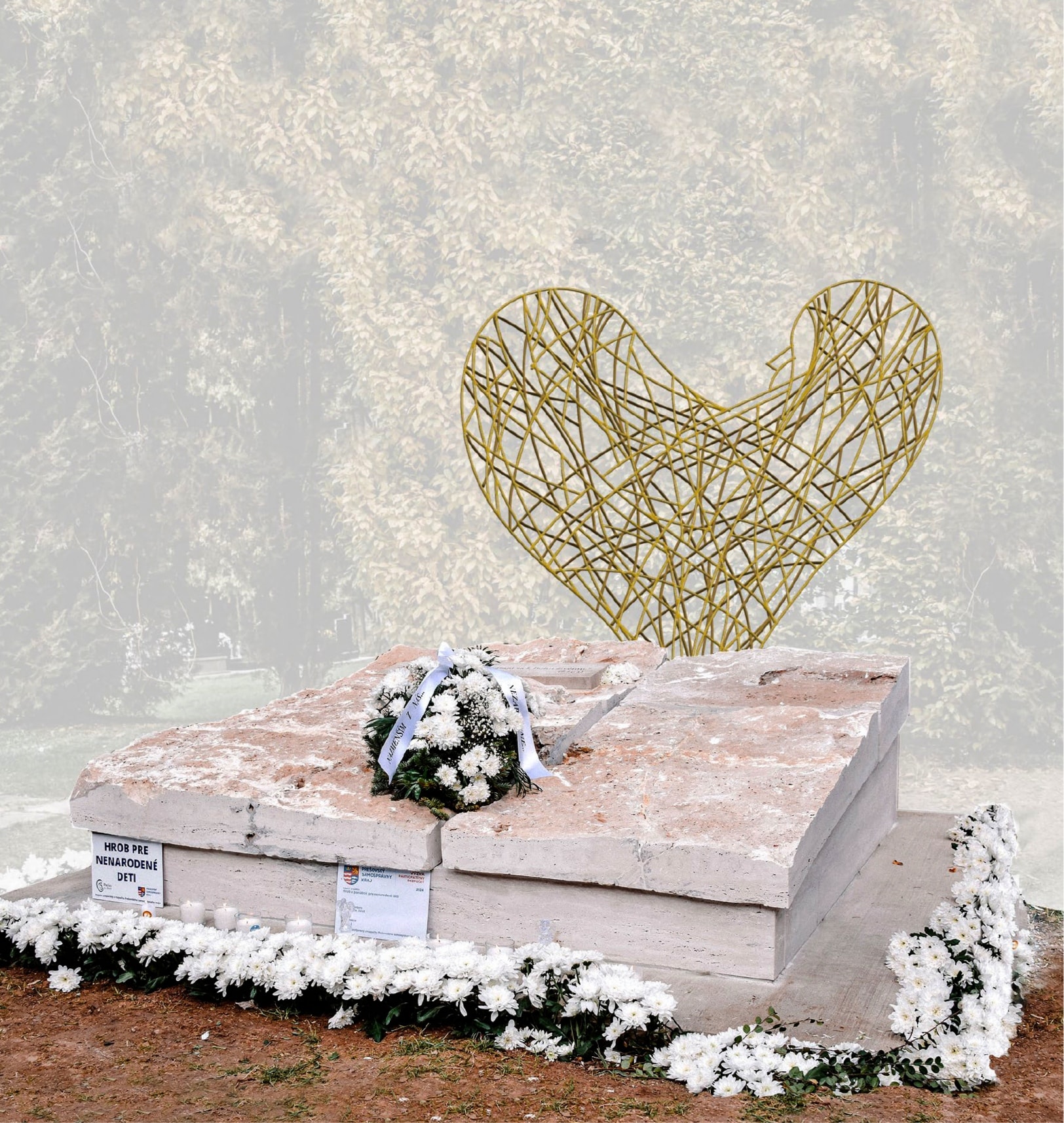 Realizácia umeleckého diela „Mosadzné srdce s tvárou dieťaťa“ ako súčasť hrobu pre nenarodené deti v Prešove.