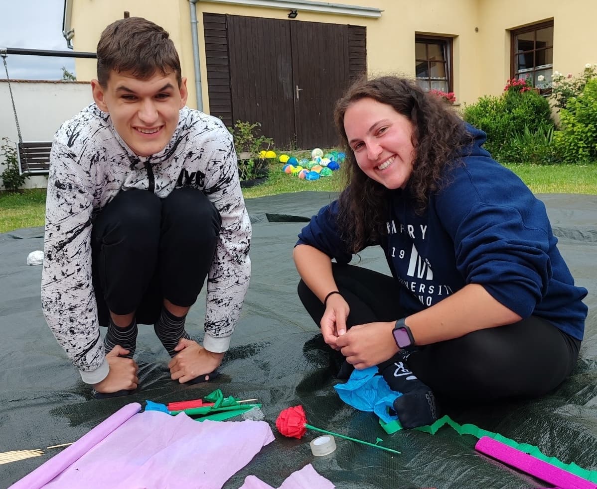 Pomozte lidem s mentálním postižením prožít léto plné radosti a přátelství - tapeta